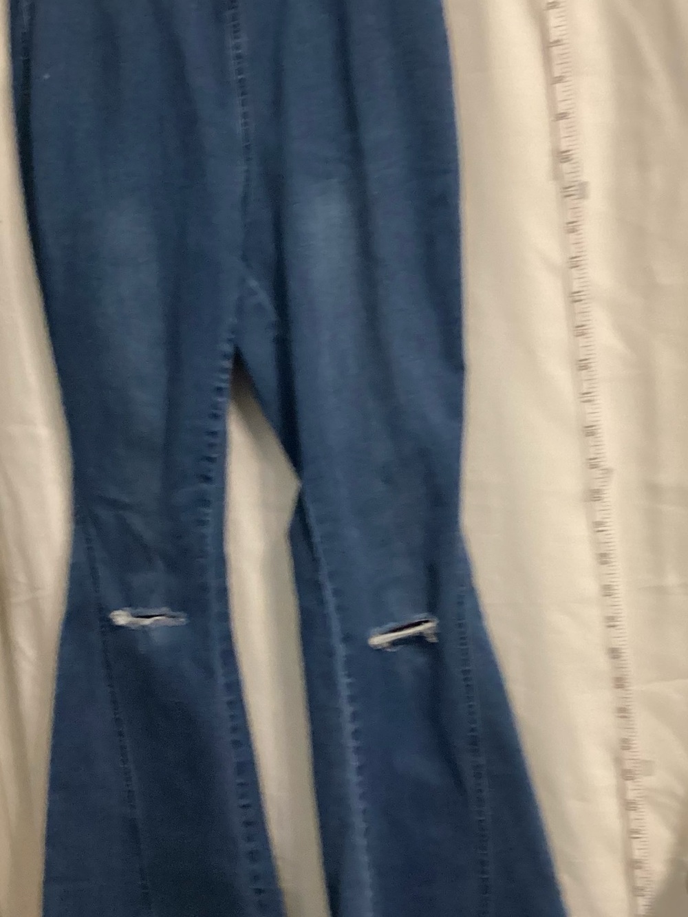 Pull on comfortable Jean distress size large fits tight more like a medium